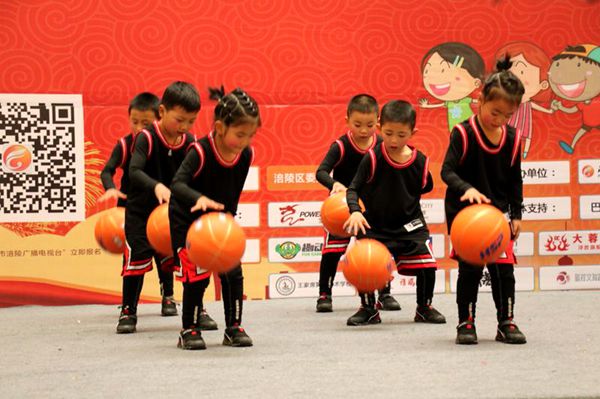 好孩子幼兒園《籃球寶貝》晉級涪陵區首屆少兒春晚復賽