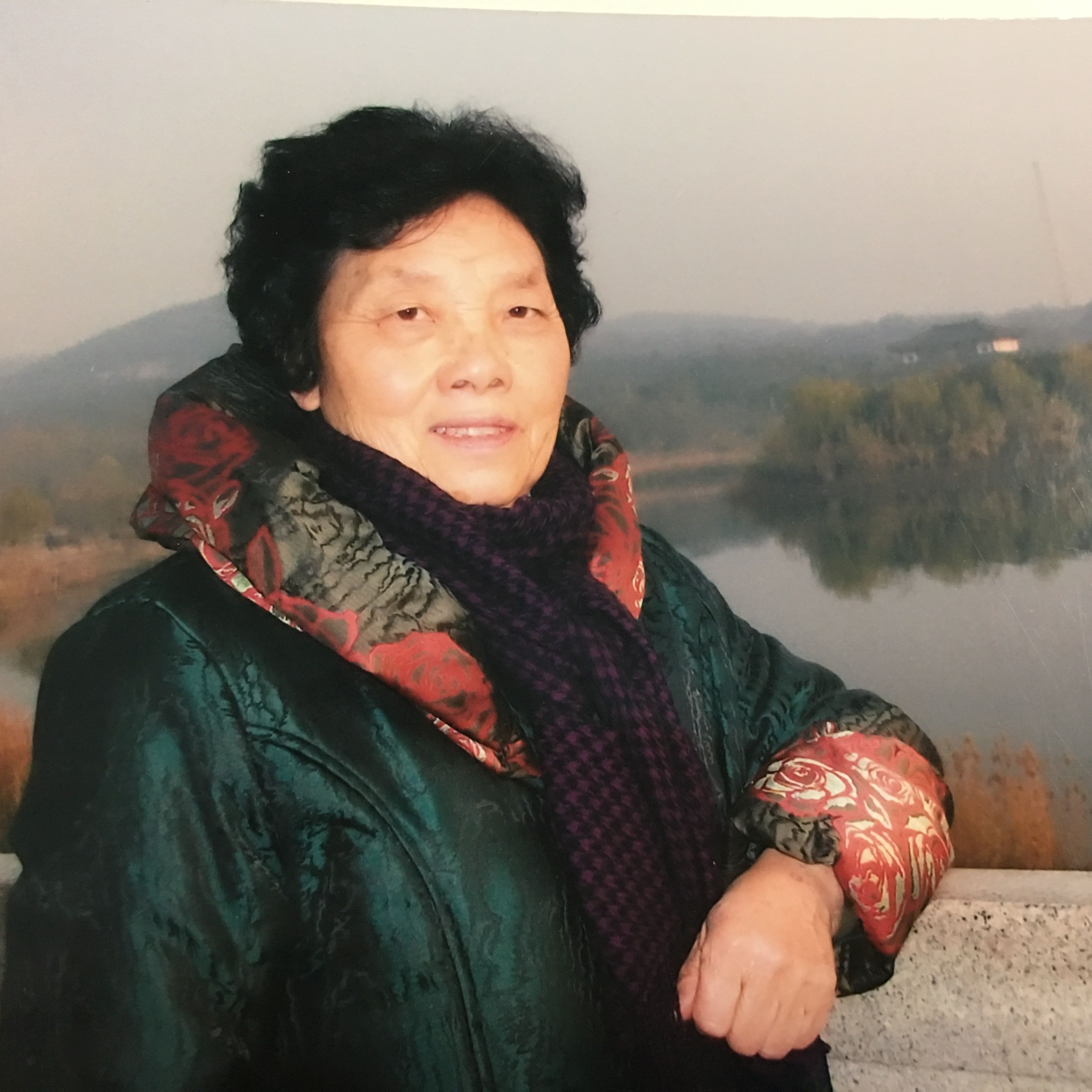 淮北民間藝術研究院攜手樹人文化生活館在安康路為市民送春聯