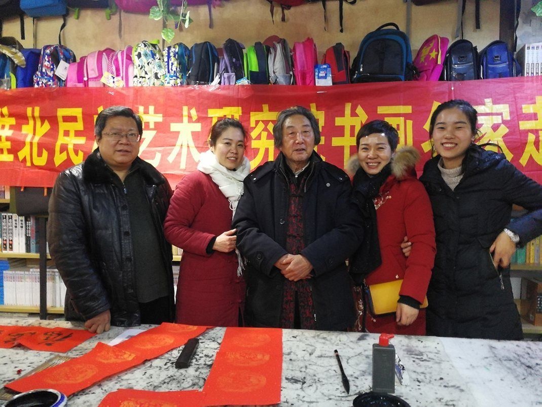 淮北民間藝術研究院攜手樹人文化生活館在安康路為市民送春聯