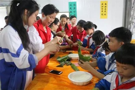 遵義市基層黨員帶頭送關愛到留守兒童學校