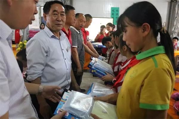 遵義市基層黨員帶頭送關愛到留守兒童學校