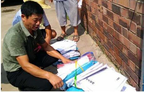 豫網-河南門戶聯合開展送健康、送服裝活動 數百環衛工和殘疾