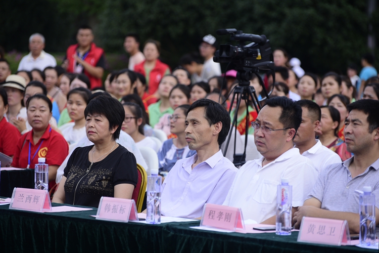 阜陽市文明之光志愿者協(xié)會(huì)“圓夢助學(xué)”公益晚會(huì)隆重舉行