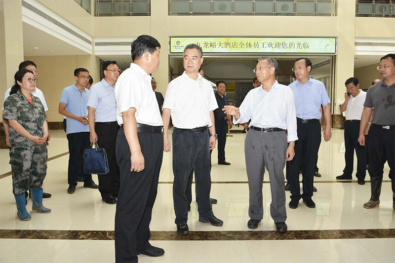 山東省委書記、濰坊市委書記在青州市委書記陪同下到九龍峪大酒店看望受災(zāi)群眾