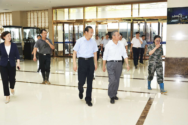 山東省委書記、濰坊市委書記在青州市委書記陪同下到九龍峪大酒店看望受災(zāi)群眾