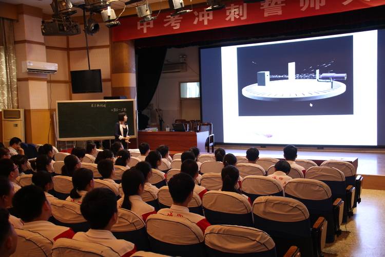 “化學專家”們為學生揭開了物體微觀世界神秘的面紗