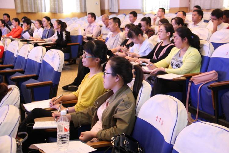 “化學專家”們為學生揭開了物體微觀世界神秘的面紗