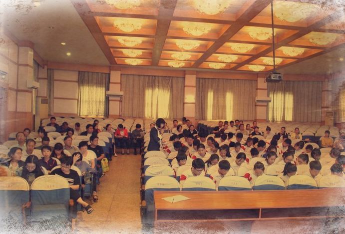“化學專家”們為學生揭開了物體微觀世界神秘的面紗