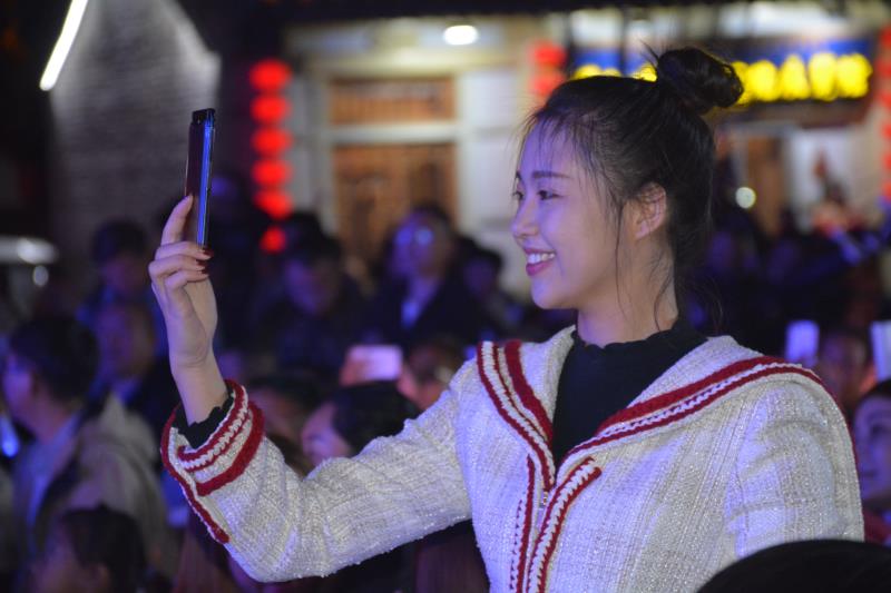 張羽莀演唱會(huì)平易近人 攜《面子》歸來(lái)