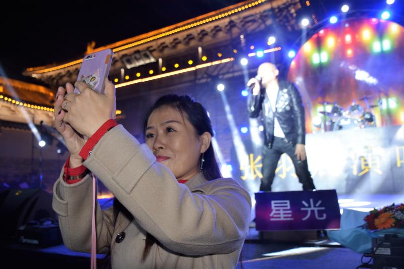 張羽莀演唱會(huì)平易近人 攜《面子》歸來(lái)