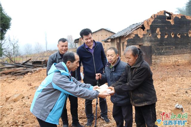 萍鄉“愛心記者”堅守9年奔跑公益路 用大愛為貧弱群眾撐起艷陽天