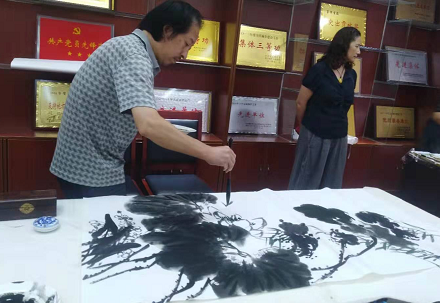 山東聊城舉辦迎國慶70周年市直下基層書畫活動會 山東聊城舉辦迎國慶70周年市直下基層書畫活動會