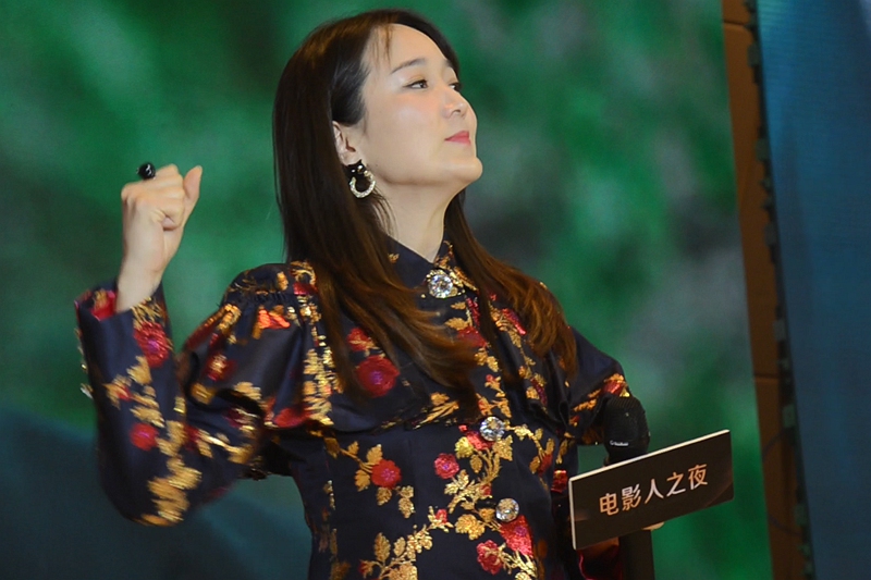 《站住！小偷》劇組亮相金雞百花 鄭云攜主創(chuàng)勁歌熱舞歡樂開場