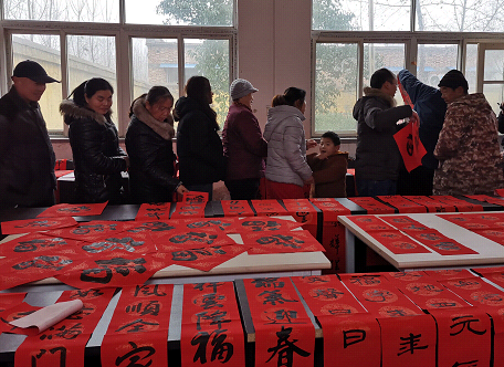 山東聊城市書法家進村莊舉行“翰墨飄香，迎春送福”活動