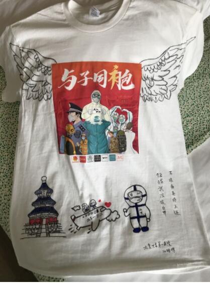武漢志愿者發起“同袍計劃” 上千件手繪戰“疫”T恤送給援漢醫療隊