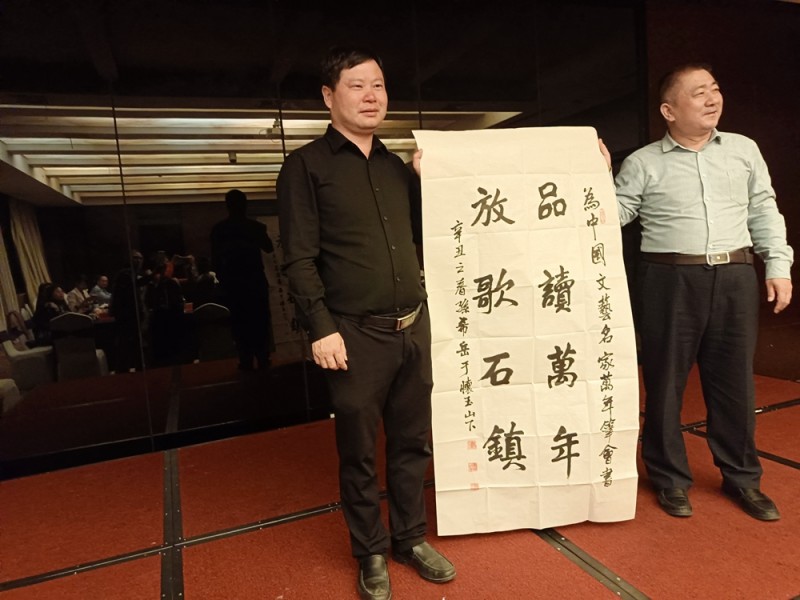 中國文藝名家“品讀大美贛鄱 放歌萬年石鎮”采風系列活動舉辦 中國文藝名家“品讀大美贛鄱 放歌萬年石鎮”采風系列活動舉辦