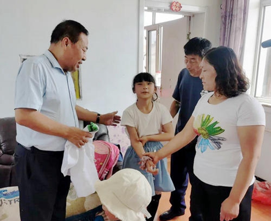 北京愛心人士走進察右中旗宏盤鄉中心校捐資助學獻愛心