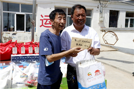 北京愛心人士走進察右中旗宏盤鄉中心校捐資助學獻愛心