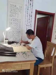 退休老黨員書寫書法作品，為抗疫吶喊助威
