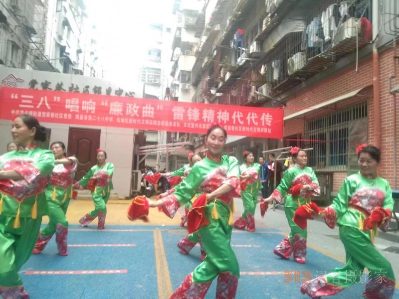 南昌市墩子塘街道黨家巷社區開展學雷鋒慶“三八”文藝活動 南昌市墩子塘街道黨家巷社區開展學雷鋒慶“三八”文藝活動