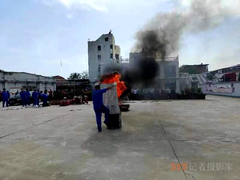 中石化安陽石油組織應急消防滅火演練