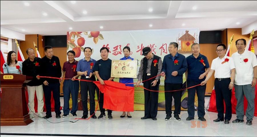 “致敬奮斗歲月”癸卯豐收節(jié)書畫名家邀請展開幕暨現(xiàn)代書畫網(wǎng)展覽活動中心揭牌儀式在京舉行 “致敬奮斗歲月”癸卯豐收節(jié)書畫名家邀請展開幕暨現(xiàn)代書畫網(wǎng)展覽活動中心揭牌儀式在京舉行