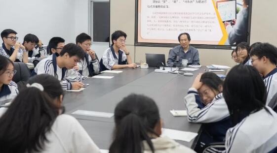 詩人作家、書法家靳新國談寫作的奧秘