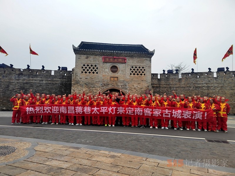 一夜魚龍舞 兩地共祥樂——南昌縣 “非遺” 蔣巷太平燈閃耀定南客家古城 一夜魚龍舞 兩地共祥樂——南昌縣 “非遺” 蔣巷太平燈閃耀定南客家古城