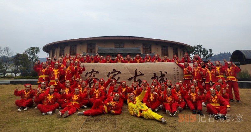 一夜魚龍舞 兩地共祥樂——南昌縣 “非遺” 蔣巷太平燈閃耀定南客家古城 一夜魚龍舞 兩地共祥樂——南昌縣 “非遺” 蔣巷太平燈閃耀定南客家古城