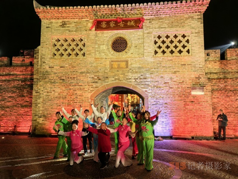 一夜魚龍舞 兩地共祥樂——南昌縣 “非遺” 蔣巷太平燈閃耀定南客家古城 一夜魚龍舞 兩地共祥樂——南昌縣 “非遺” 蔣巷太平燈閃耀定南客家古城