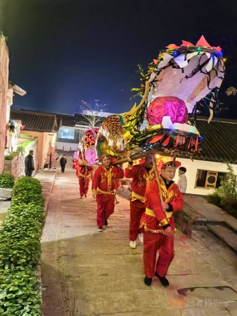一夜魚龍舞 兩地共祥樂——南昌縣 “非遺” 蔣巷太平燈閃耀定南客家古城 一夜魚龍舞 兩地共祥樂——南昌縣 “非遺” 蔣巷太平燈閃耀定南客家古城