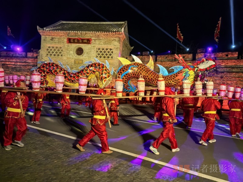 一夜魚龍舞 兩地共祥樂——南昌縣 “非遺” 蔣巷太平燈閃耀定南客家古城 一夜魚龍舞 兩地共祥樂——南昌縣 “非遺” 蔣巷太平燈閃耀定南客家古城