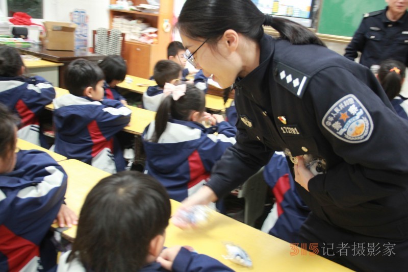黃巖公安走進(jìn)校園，為孩子們帶來生動形象的安全教育課
