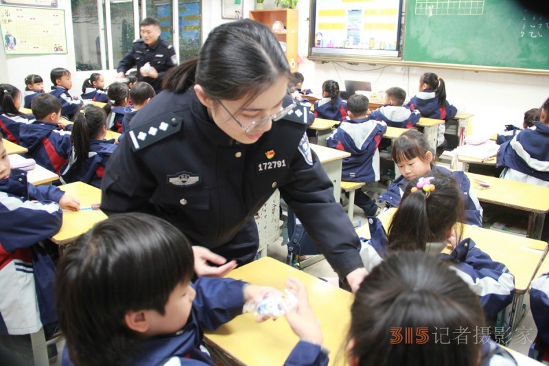 黃巖公安走進(jìn)校園，為孩子們帶來生動形象的安全教育課