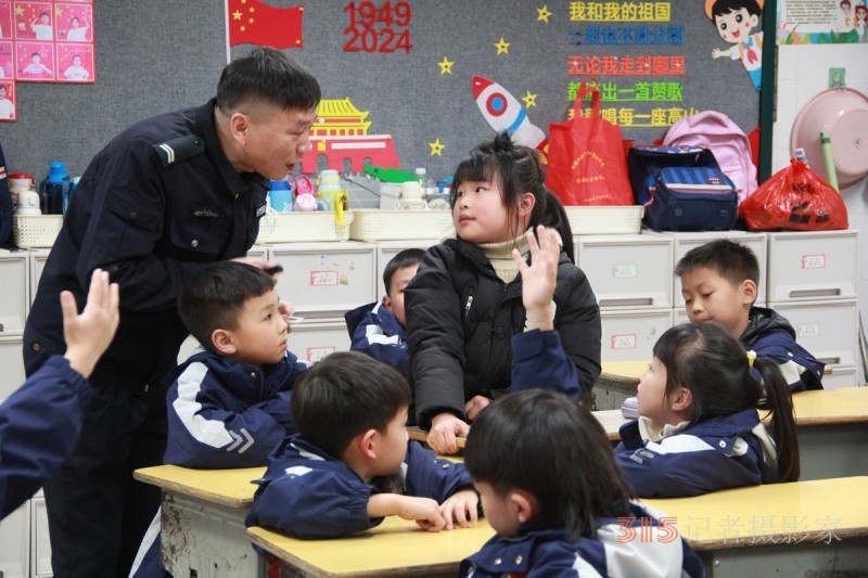 黃巖公安走進(jìn)校園，為孩子們帶來生動形象的安全教育課