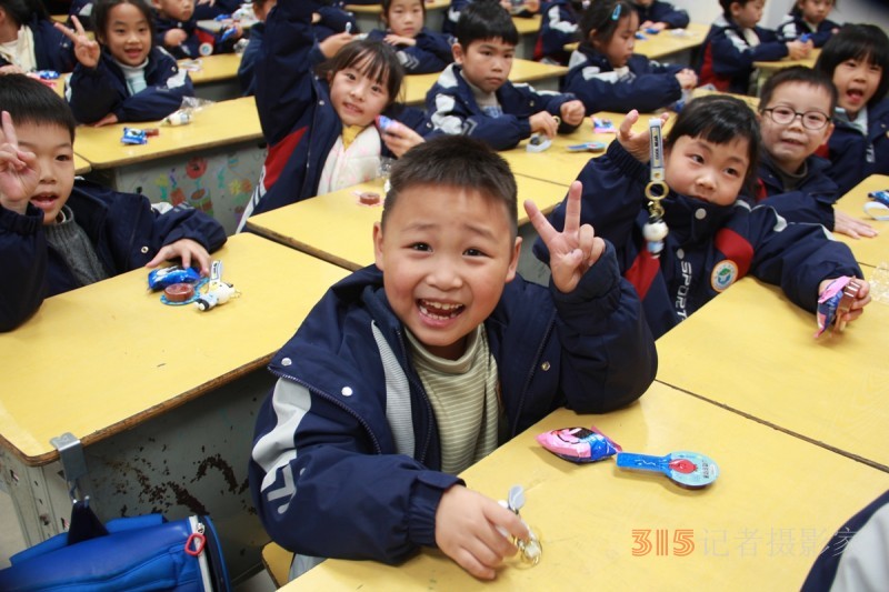 黃巖公安走進(jìn)校園，為孩子們帶來生動形象的安全教育課