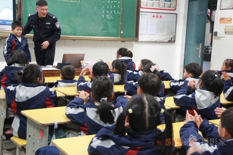 黃巖公安走進(jìn)校園，為孩子們帶來生動形象的安全教育課