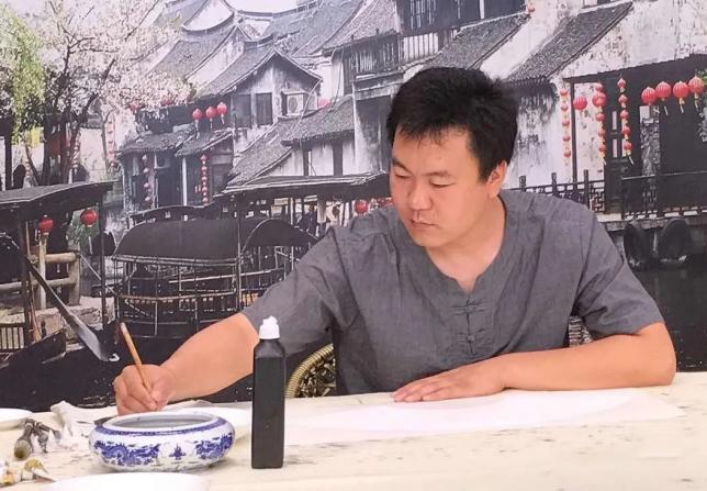 小寫意見大真章，輕著色顯深底蘊——訪青年書畫家左衛
