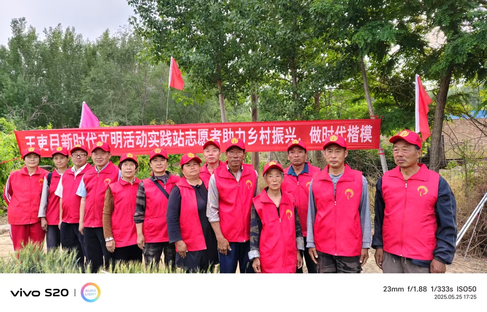 德州保店鎮：志愿紅助力黃桃基地疏果 共繪鄉村振興新圖景